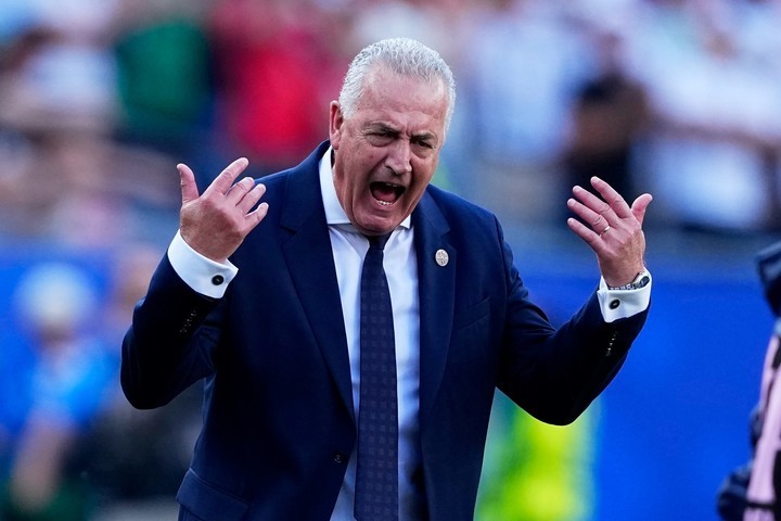 Paraguay fue recibido por una multitud tras su histórica participación en el Mundial 2026. El presidente Santiago Peña pidió la continuidad de Gustavo Alfaro y los hinchas celebraron el regreso de la Albirroja a una Copa del Mundo después de 16 años.