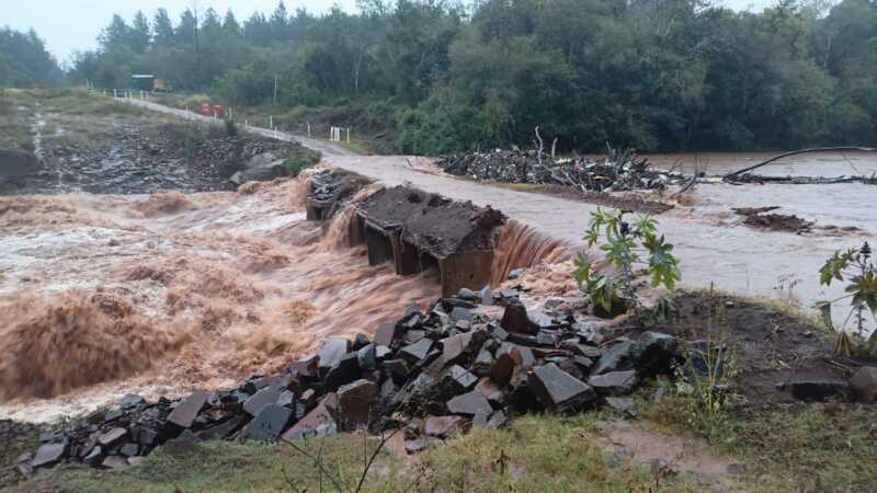 Continúa cerrado el paso sobre el arroyo Yabebiry por daños ocasionados por las lluvias