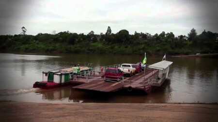 La balsa que une El Soberbio con Porto Soberbo permanece cerrada por el ascenso del Río Uruguay balsa - 4