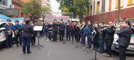 La suboficial Mirta Santana destacó el trabajo de la Banda Infanto Juvenil de la Policía de Misiones durante la Peña Solidaria por el Día de la Independencia y el aniversario de Radio Up. La escuela cuenta con 90 alumnos de entre 9 y 18 años.
