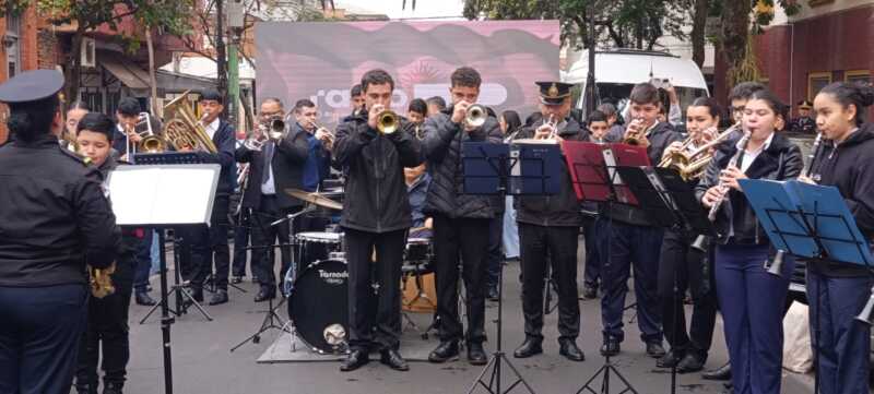 La suboficial Mirta Santana destacó el trabajo de la Banda Infanto Juvenil de la Policía de Misiones durante la Peña Solidaria por el Día de la Independencia y el aniversario de Radio Up. La escuela cuenta con 90 alumnos de entre 9 y 18 años.