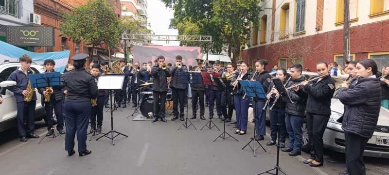 La suboficial Mirta Santana destacó el trabajo de la Banda Infanto Juvenil de la Policía de Misiones durante la Peña Solidaria por el Día de la Independencia y el aniversario de Radio Up. La escuela cuenta con 90 alumnos de entre 9 y 18 años.