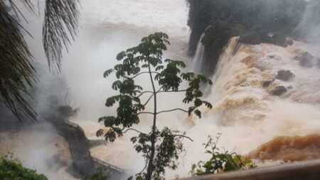 El río Iguazú alcanzó los 10.000 m³/s y continúa cerrada la Garganta del Diablo cataratas del iguazú