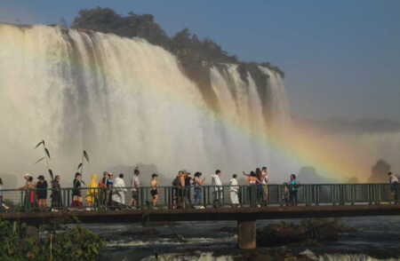 Volcó una embarcación turística en el lado brasileño de las Cataratas: buscan a un pasajero desaparecido Equipos de rescate buscan a un pasajero desaparecido tras el vuelco de un bote turístico en el río Iguazú, del lado brasileño de las Cataratas.