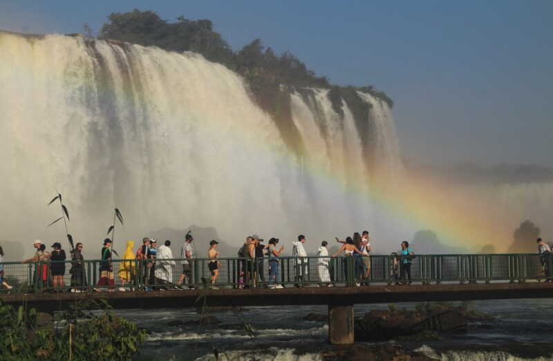 Equipos de rescate buscan a un pasajero desaparecido tras el vuelco de un bote turístico en el río Iguazú, del lado brasileño de las Cataratas.