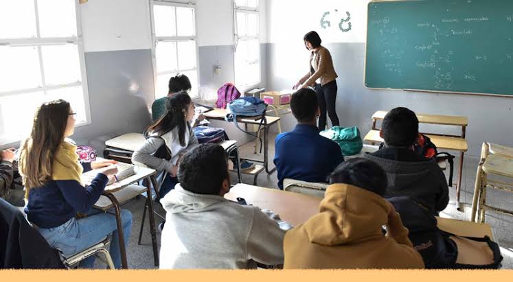Solo el 75% de los jóvenes argentinos logra terminar la secundaria 2 La terminalidad secundaria creció en Argentina durante la última década, pero persisten profundas desigualdades vinculadas al nivel socioeconómico.
