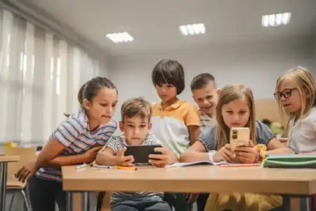 Seis de cada diez chicos de 8 años ya tienen celular propio: el debate que vuelve a las aulas celulares Aranda Misiones