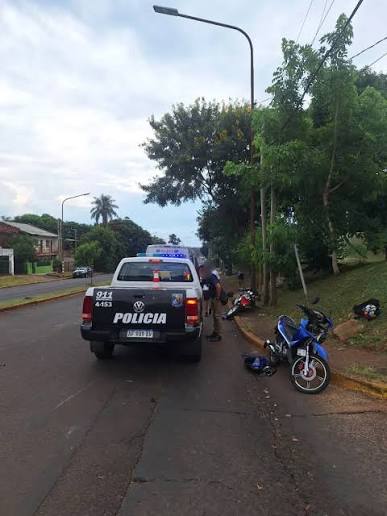 Entre motos haciendo maniobras peligrosas, vehículos con exceso de pasajeros y controles insuficientes, la Costanera expone una crisis vial que atraviesa a Posadas.