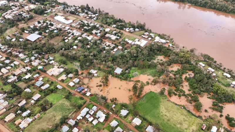 Una vista aérea muestra el avance del agua sobre la zona ribereña de El Soberbio durante la emergencia.