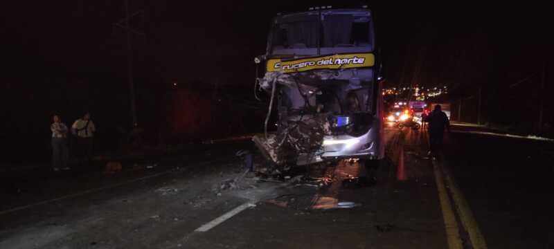 Cuatro pasajeros permanecen internados en Eldorado tras el choque entre un colectivo y un camión en Capioví 2 El colectivo transportaba alrededor de 50 pasajeros y colisionó contra la parte trasera de un camión sobre la Ruta Nacional 12. Foto: Gentileza.