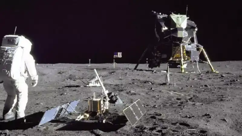 La fecha nació en Argentina en 1969, inspirada por la llegada del hombre a la Luna y la idea de unión entre los pueblos.