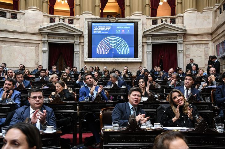 La Cámara de Diputados retomará en agosto el tratamiento de la reforma de la Ley de Inocencia Fiscal impulsada por el Gobierno. El proyecto busca ampliar el régimen simplificado de Ganancias, incentivar el ingreso de dólares no declarados al sistema formal y reducir los controles patrimoniales de ARCA.
