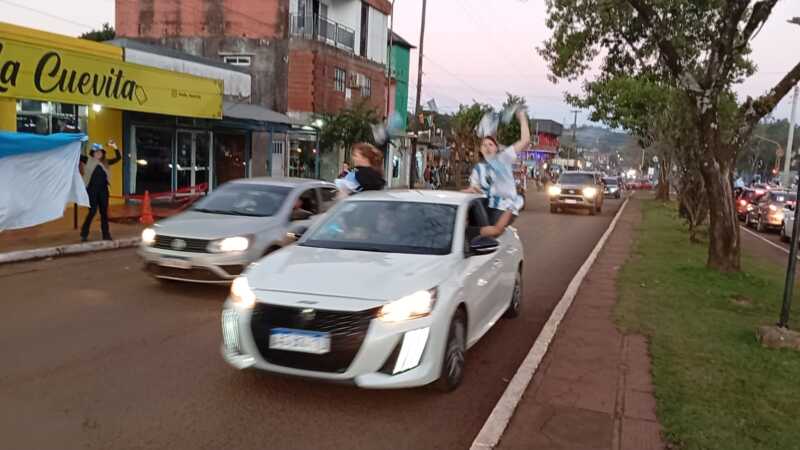 ¡Vamos nosotros! Así festejó Misiones el pase de la Selección Argentina a la final del Mundial 2026 13 festejos Misiones 12 - 12