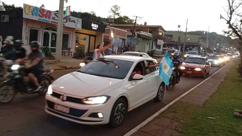 ¡Vamos nosotros! Así festejó Misiones el pase de la Selección Argentina a la final del Mundial 2026 15 festejos Misiones 13 - 14