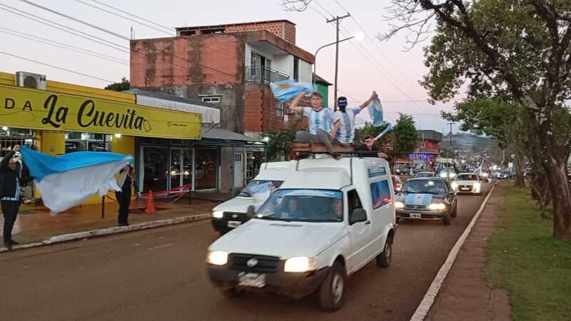 ¡Vamos nosotros! Así festejó Misiones el pase de la Selección Argentina a la final del Mundial 2026 5 festejos Misiones 17 - 4