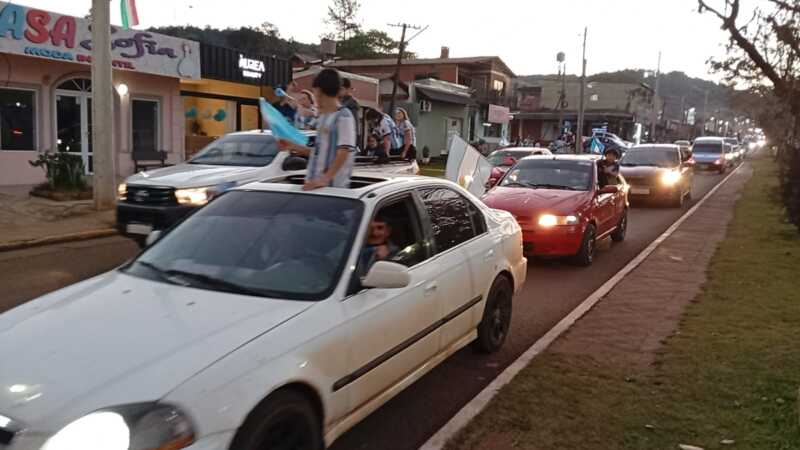 ¡Vamos nosotros! Así festejó Misiones el pase de la Selección Argentina a la final del Mundial 2026 25 festejos Misiones 8 - 24