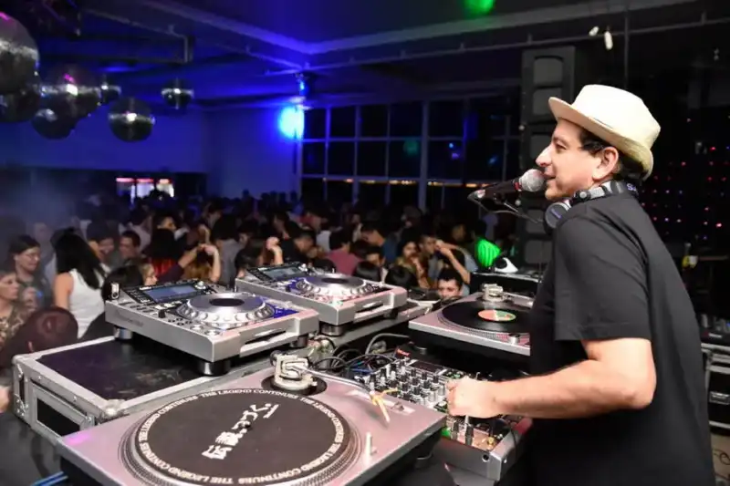 El histórico DJ misionero aseguró que la inteligencia artificial no reemplazará el talento humano, defendió la vigencia del vinilo y cuestionó las dificultades que enfrentan quienes emprenden en el país.
