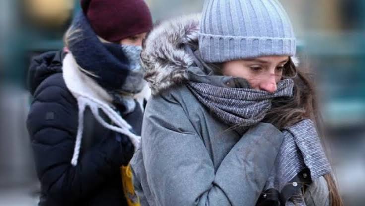 Especialistas explican por qué los adultos mayores son más vulnerables al frío y qué medidas ayudan a prevenir complicaciones durante el invierno.