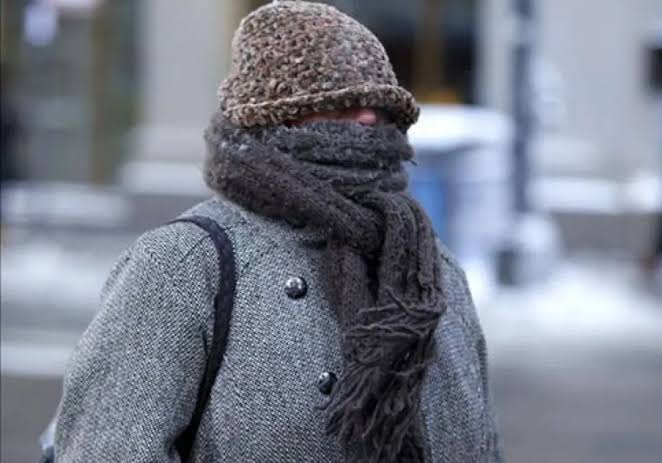 Especialistas explican por qué los adultos mayores son más vulnerables al frío y qué medidas ayudan a prevenir complicaciones durante el invierno.