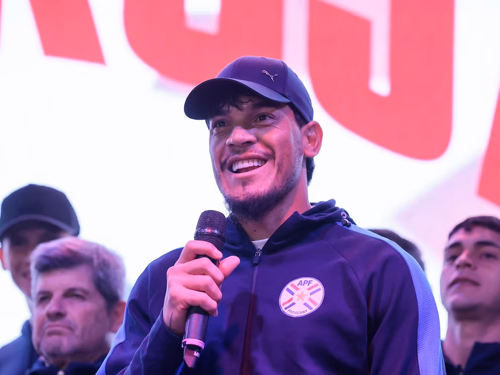 Paraguay fue recibido por una multitud tras su histórica participación en el Mundial 2026. El presidente Santiago Peña pidió la continuidad de Gustavo Alfaro y los hinchas celebraron el regreso de la Albirroja a una Copa del Mundo después de 16 años.