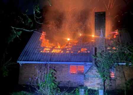 El fuego afectó una edificación destinada al almacenamiento dentro del predio del Centro Recreativo Empleados de Comercio. Las pérdidas fueron materiales.