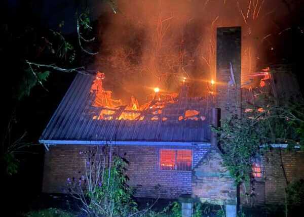Incendio en un depósito sobre la Ruta Nacional 105: importantes daños materiales y ninguna persona lesionada El fuego afectó una edificación destinada al almacenamiento dentro del predio del Centro Recreativo Empleados de Comercio. Las pérdidas fueron materiales.