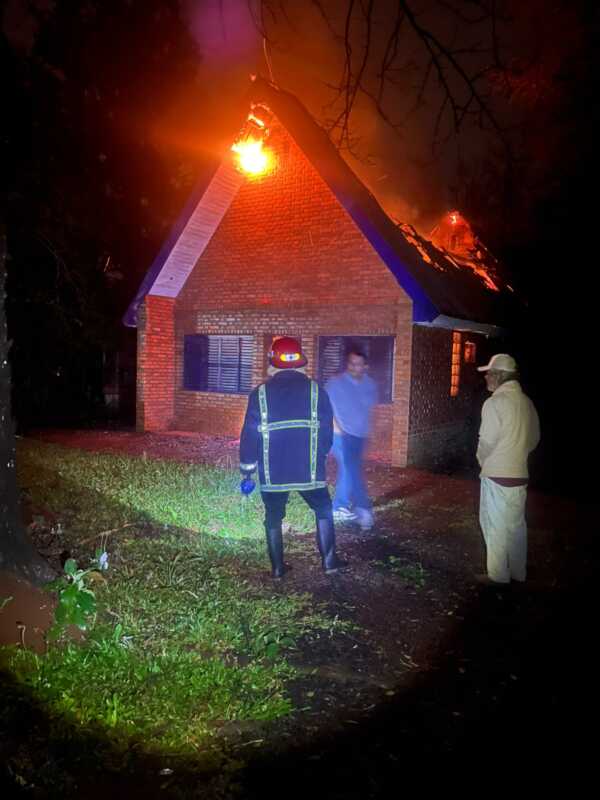 Incendio en un depósito sobre la Ruta Nacional 105: importantes daños materiales y ninguna persona lesionada 2 El incendio fue reportado cerca de las 6 de la mañana y es investigado para determinar si una falla eléctrica provocó el inicio de las llamas.