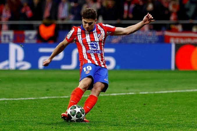 La disputa por Julián Álvarez escaló entre Barcelona y Atlético de Madrid. Laporta insistió por el delantero y el Colchonero respondió con un duro comunicado.
