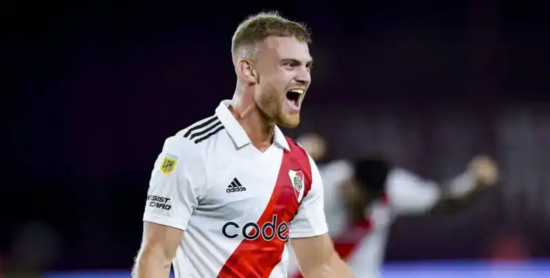 Beltrán vuelve a Núñez: River tiene todo encaminado para su regreso 4 River llegó a un acuerdo con Fiorentina para repatriar a Lucas Beltrán. El Millonario pagará 7 millones de euros por el 50% del pase y solo restan detalles para concretar el regreso del delantero.