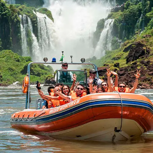 Suspendieron Macuco Safari tras el vuelco de una embarcación que dejó un turista muerto en Brasil 2 Tragedia en Cataratas del lado Brasil: murió un turista holandés tras el vuelco de una lancha