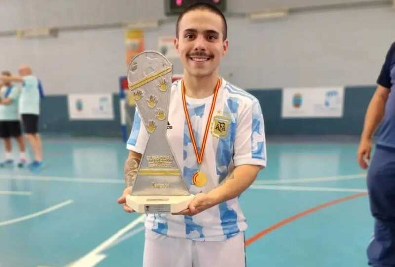 El misionero Martín Antúnez busca reunir fondos para representar a la Selección Argentina en el Mundial de Fútbol Talla Baja 2026, que se disputará en Marruecos.