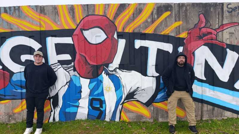 Artistas posadeños pintaron un mural en honor a Julián Álvarez en la costanera: “Ojalá él lo pueda ver”, aseguraron 3 Mural