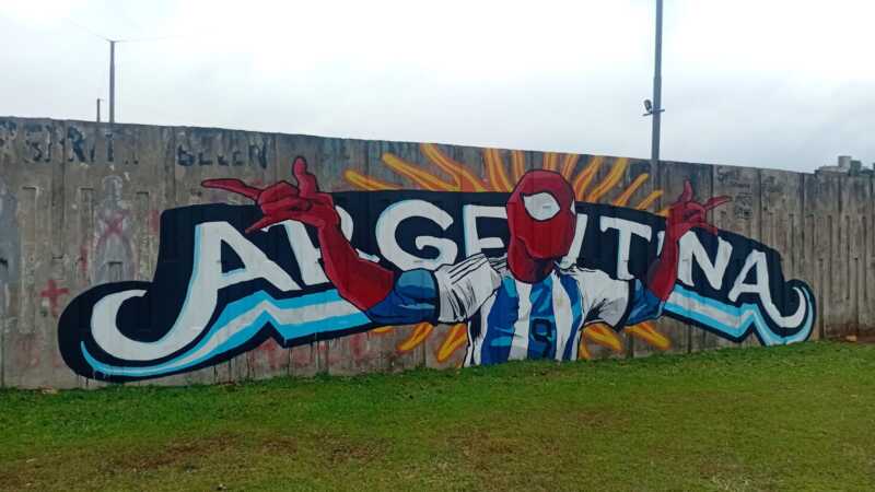 Artistas posadeños pintaron un mural en honor a Julián Álvarez en la costanera: “Ojalá él lo pueda ver”, aseguraron 2 mural