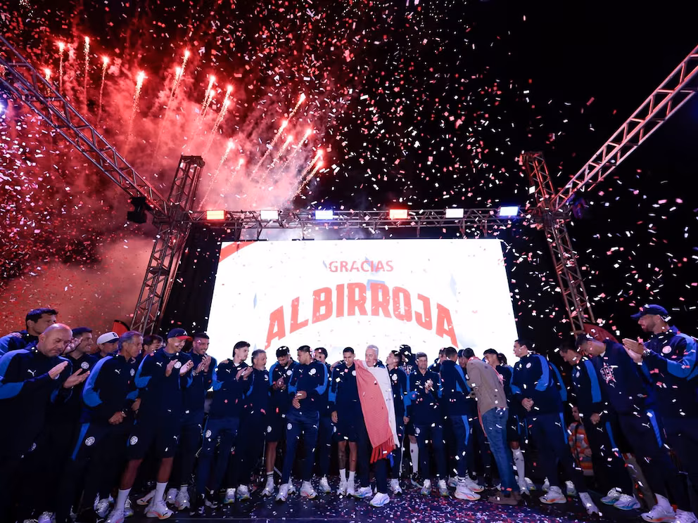 Paraguay fue recibido por una multitud tras su histórica participación en el Mundial 2026. El presidente Santiago Peña pidió la continuidad de Gustavo Alfaro y los hinchas celebraron el regreso de la Albirroja a una Copa del Mundo después de 16 años.