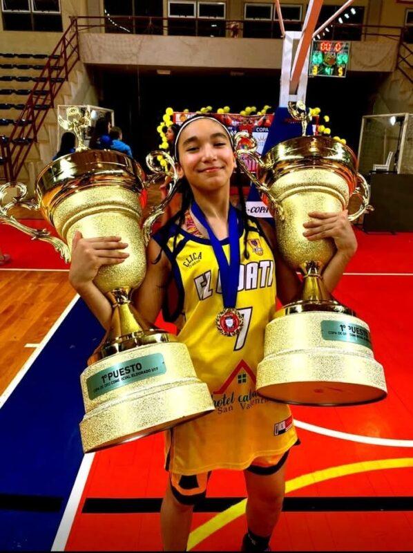 Con apenas 13 años, la misionera Paulina Ojeda ya es considerada una de las mayores promesas del básquet argentino. Su padre, Silvio Ojeda, explicó por qué la familia decidió mudarse a Brasil, cómo fue el histórico partido de los 93 puntos y cuáles son los sueños de la joven que apunta a la élite mundial.