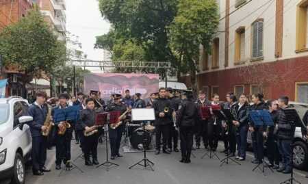 La suboficial Mirta Santana destacó el trabajo de la Banda Infanto Juvenil de la Policía de Misiones durante la Peña Solidaria por el Día de la Independencia y el aniversario de Radio Up. La escuela cuenta con 90 alumnos de entre 9 y 18 años.