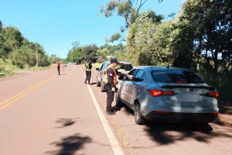 Vacaciones de invierno: la Policía de Misiones despliega monitoreo en tiempo real y tecnología para reforzar la seguridad vial La Policía de Misiones reforzó los controles y la vigilancia en rutas y corredores turísticos ante el incremento del tránsito por las vacaciones de invierno.