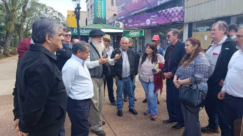 El obispo de Posadas, Rubén Martínez, recibió a representantes del sector yerbatero que plantearon la difícil situación que atraviesan pequeños productores y tareferos en Misiones.