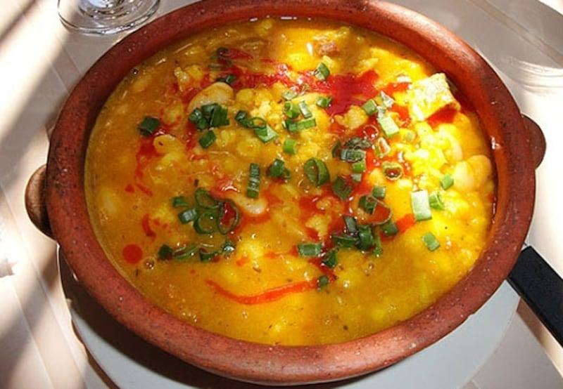 Los sabores de la cocina criolla acompañan cada celebración del Día de la Independencia y mantienen vivas las tradiciones nacionales.
