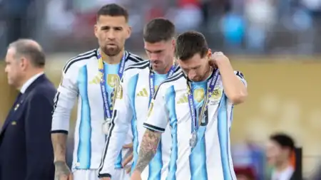Regreso de la Selección: los 16 jugadores que vuelven al país La Selección Argentina regresa este lunes al país tras disputar la final del Mundial 2026. Conocé a qué hora llega la delegación, qué jugadores vuelven y quiénes viajaron directamente a sus clubes.