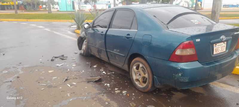 Fuerte choque en la Costanera de Encarnación terminó con importantes daños materiales El siniestro vial ocurrió en una transitada rotonda de la Costanera de Encarnación. Ambos conductores dieron negativo al alcotest y no hubo personas heridas.