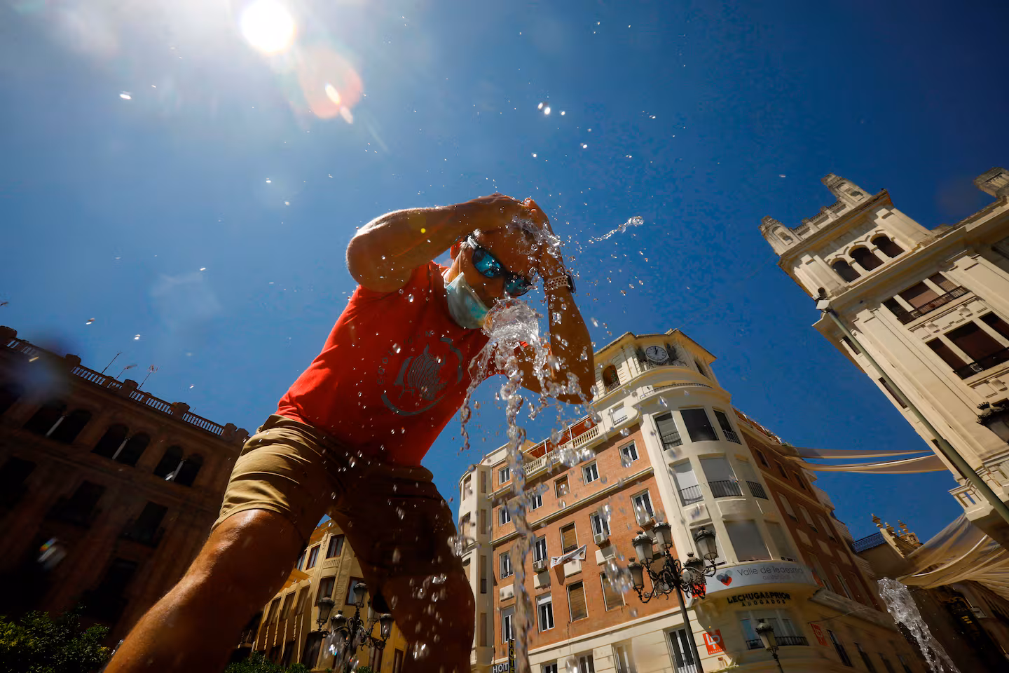 España se sofoca: temperaturas de más de 42°C ponen al país en alerta 4 El calor extremo vuelve a castigar a España: alertas, temperaturas récord y una víctima fatal