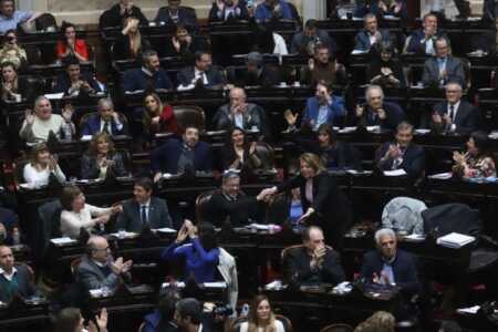 La Cámara de Diputados retomará en agosto el tratamiento de la reforma de la Ley de Inocencia Fiscal impulsada por el Gobierno. El proyecto busca ampliar el régimen simplificado de Ganancias, incentivar el ingreso de dólares no declarados al sistema formal y reducir los controles patrimoniales de ARCA.