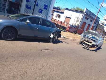 Cinco vehículos chocaron en Posadas y tres personas fueron hospitalizadas Posadas