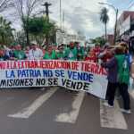 Multitudinaria movilización en Posadas contra la extrajerización de tierras: “Es la forma de defender nuestros derechos” 7 17403d44 9f72 4e6b a534 a223c13337b7 - 6