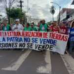 Multitudinaria movilización en Posadas contra la extrajerización de tierras: “Es la forma de defender nuestros derechos” 9 48347380 74b0 4829 b8aa 0a6be4fec4d5 - 8