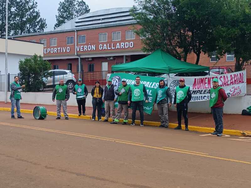 “Hay trabajadores municipales indigentes”: ATE alertó por la situación salarial en San Vicente 4 573628069 10240792005194455 470703723088195394 n - 3
