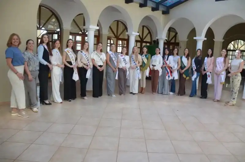 La 46° Fiesta Nacional del Inmigrante comenzó su recorrido promocional 6 Capacitacion en turismo a las Reinas de las Colectividades gracias a las Lic. Adriana Lagable - 5