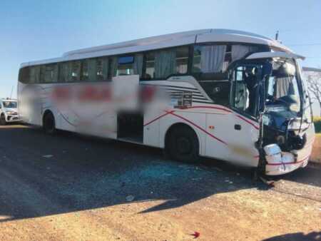 Choque entre un colectivo y un carretón dejó cuatro pasajeros hospitalizados Choque colectivo