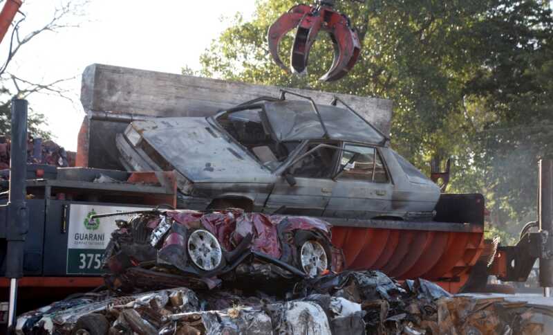 Posadas compacta más de 500 vehículos y motos abandonados: "Tenemos 900 motos y el 50% se va a compactar" 2 La Municipalidad de Posadas compactará más de 500 vehículos y motos abandonados para liberar espacio en el corralón y prevenir focos de dengue.